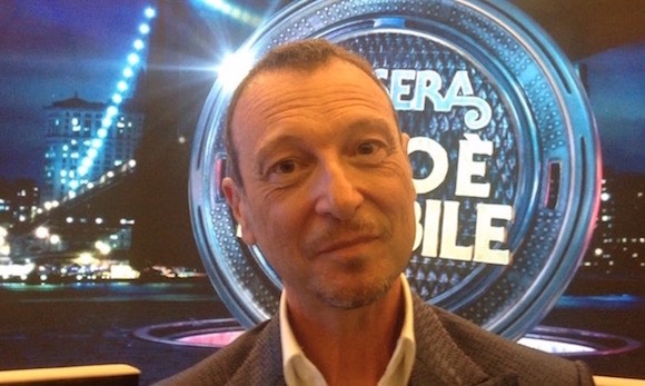 AMADEUS A DM: A STASERA TUTTO E’ POSSIBILE APPENDEREMO GLI OSPITI A 9 M D’ALTEZZA. SE FACCIO L’8% ALLA PRIMA SONO CONTENTO – VIDEO