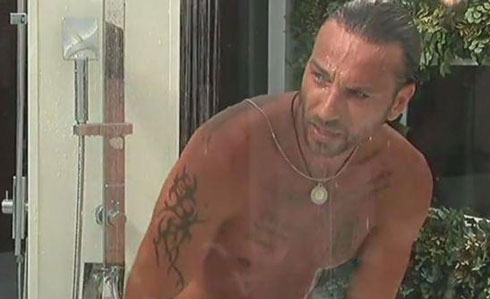 GRANDE FRATELLO VIP, GIORNO 2: GLI SCANTINATI CONTRO COSTANTINO, BETTARINI DA’ GAS (CORPOREO)