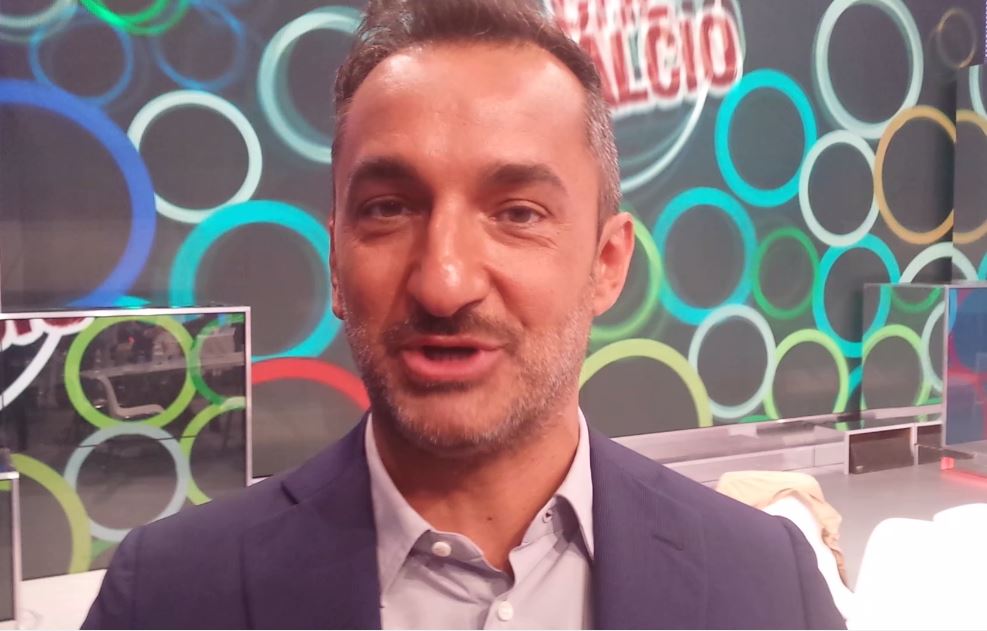 NICOLA SAVINO A DM: EMOZIONATO COME UNA QUINCEANERA PER LA RICONFERMA A QUELLI CHE IL CALCIO. SE CARLO CONTI MI VOLESSE A TALE E QUALE…