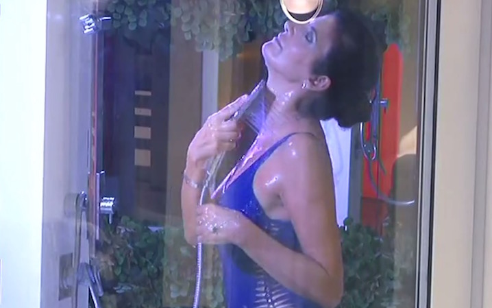 GRANDE FRATELLO VIP, GIORNO 10: TUTTI TRASFERITI NELLA CASA TRANNE LA CIOCIARA E LE MOSETTI. ASIA DISPERATA: “IL MALE TRIONFA SEMPRE”