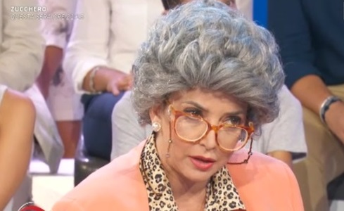 PARLIAMONE… SABATO: LA FANTASTICA SIGNORA CARMELA (ROSALIA PORCARO) ESPERTA DI SOCIAL PER LA PEREGO