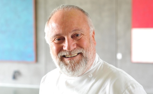 HOTEL DA INCUBO: ANTONELLO COLONNA ADDENTA LA MELA ROSSA (FOTO)