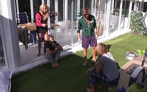 GRANDE FRATELLO VIP – GIORNO 41, ANDREA CONTRO ELENOIRE: “NE HO I COGLI*NI PIENI DI ESSERE QUA A FARMI DIRE LE ROBE […] MI STAI SULLE PALLE PERCHE’ SEI ARROGANTE”. LEI PREPARA LE VALIGIE