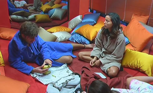 GRANDE FRATELLO VIP, GIORNO 29 – ANDREA A MARIANA E ALESSIA: “SECONDO VALERIA NON DOVREI STARE CON VOI”