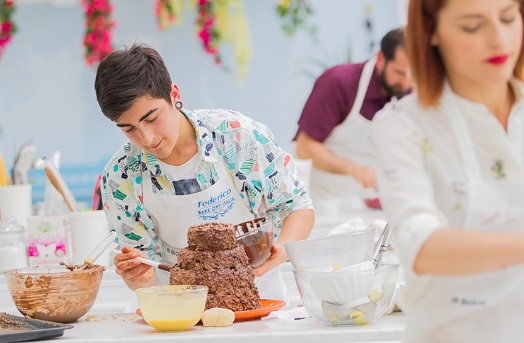 BAKE OFF ITALIA 2016: FUORI PAOLA, FEDERICO LASCIA PER NON PERDERE L’ANNO SCOLASTICO (NON CI POTEVA PENSARE PRIMA?!)