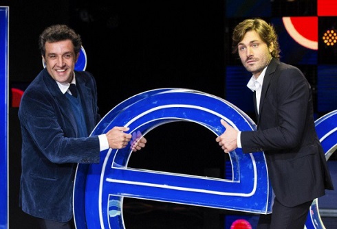 DIECI COSE: VIA IL TAVOLO, DENTRO PIU’ OSPITI ‘DA RAI 1’. BASTERÀ PER RISALIRE CONTRO TU SI QUE VALES?