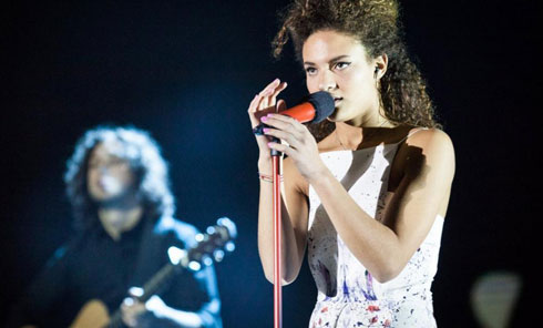 X FACTOR, ENRICA TARA (FINALISTA NEL 2015) CI RIPROVA IN ROMANIA: “IN ITALIA MOLTE VOLTE QUANDO ESCI RIMANI A CASA A FAR NIENTE” (VIDEO)