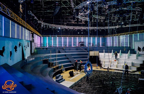 SELFIE – LE COSE CAMBIANO: SI ACCENDE LO STUDIO. FIRMA LA REGIA ROBERTO CENCI