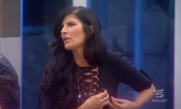 GF VIP, PAMELA PRATI SQUALIFICATA: “MALEDETTO IL GIORNO CHE HO ACCETTATO QUESTO PROGRAMMA. STRONZI! CHIAMATEMI UN TAXI” (VIDEO)