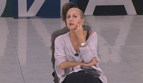 AMICI 16, DAYTIME 24 NOVEMBRE. ERIK E’ IL BERSAGLIO DELLA CELENTANO (VIDEO)