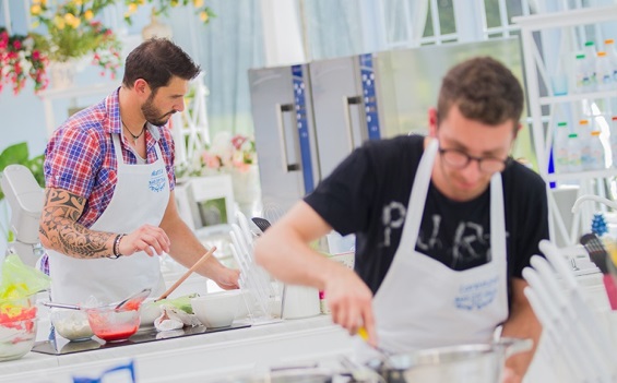 BAKE OFF ITALIA 2016: FUORI LORENZO E LUCA. MATTIA A SORPRESA IN SEMIFINALE CON JOYCE, BARTOLOMEO E FRANCESCA