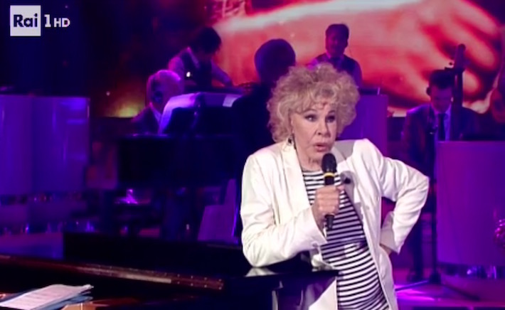 DOMENICA IN, ORNELLA VANONI NON RIESCE A CANTARE: “SENTITE, SE VI LEVATE DA LÌ MI FATE UN PIACERE”