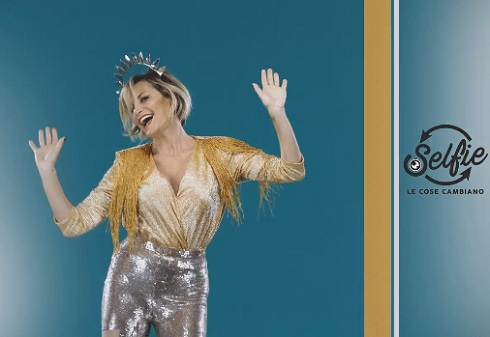 SELFIE SLITTA AL 21 NOVEMBRE E PARTE COL BOTTO: RISSA TINA-RICCIARELLI CHE LASCIA LO STUDIO; GEMMA RIMBALZATA DAI MENTORI; TINA CADE PER TERRA INVEENDO CONTRO LA GALGANI