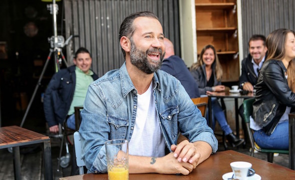 UNTRADITIONAL: FABIO VOLO SPROPOSITATAMENTE EGORIFERITO VUOL FARE WOODY ALLEN. MA NON GLI RIESCE