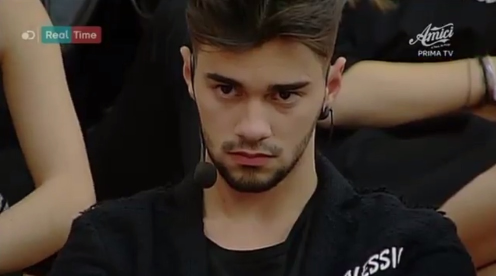 AMICI, DAYTIME 12 DICEMBRE 2016. ALESSIO DA’ DEL PAGLIACCIO ALLO SFIDANTE DE LO STREGO E I PROF LO MANDANO IN SFIDA