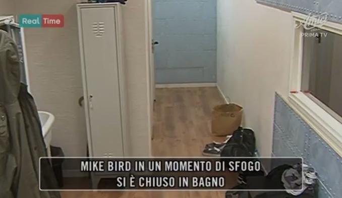 AMICI 16, DAYTIME 9 DICEMBRE. MESSO IN PANCHINA, MIKE BIRD SI SFOGA: “UN’ALTRA SETTIMANA DI LAVORO PER IL CAZ*O” (VIDEO)