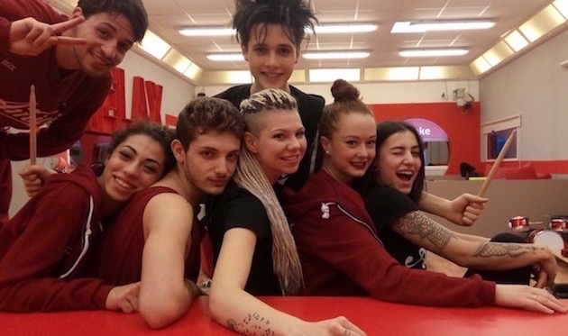 AMICI 16, DAYTIME 8 DICEMBRE. LA PEPARINI CERCA DI STIMOLARE L’EMOTIVITA’ DI SEBASTIAN (VIDEO)