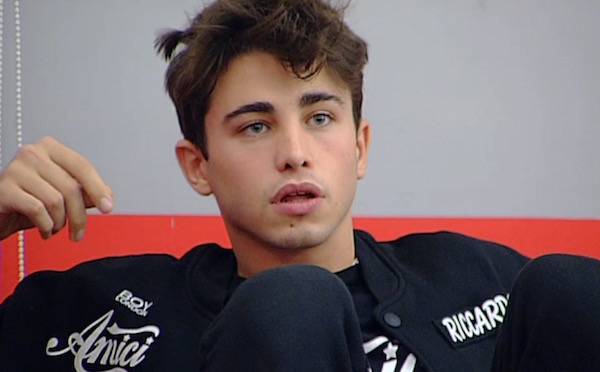 AMICI 16, DAYTIME 6 DICEMBRE. MIKE BIRD VS RICCARDO: “DATTI UNA CALMATA” (VIDEO)