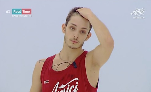 AMICI 16, DAYTIME 1 DICEMBRE. CELENTANO ANCORA CONTRO ERIK: SEMBRI UN ALBERO IN AUTUNNO. SEI MOSCIO