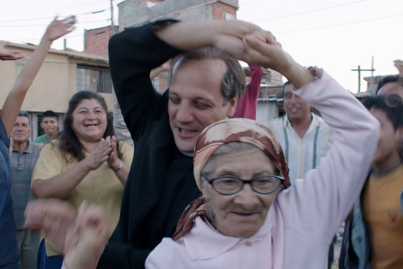 FRANCESCO, IL PAPA DELLA GENTE: BERGOGLIO UMANISSIMO E ‘POLITICO’ IN UNA BUONA FICTION