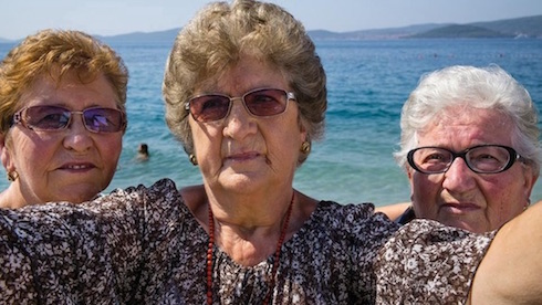 FUNNE: LE RAGAZZE CHE SOGNAVANO IL MARE SBARCANO SUL NOVE