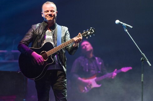 L’ANNO CHE VERRA’ VS CAPODANNO CON GIGI D’ALESSIO: CANALE 5 CI RIPROVA, MA CHE FATICA!