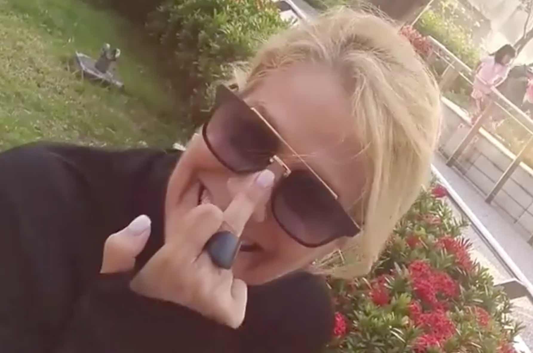 HEATHER PARISI REPLICA ALLA CUCCARINI CON UN VIDEO E TANTO DI DITO MEDIO