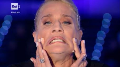 HEATHER PARISI VS NEMICAMATISSIMA: LAVORO CALPESTATO PER LOGICHE DI SCUDERIA, IO OSPITE DI LORELLA. REPLICA PRESTA: AMA PROVOCARE