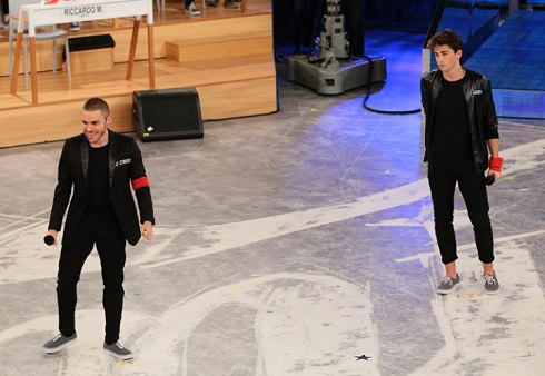 AMICI 16: SPECIALE DI SABATO 10 DICEMBRE 2016 IN DIRETTA. I SENZA PIANI BATTONO GLI STREGHI. ANDREAS VINCE LA SFIDA E RESTA NELLA SCUOLA