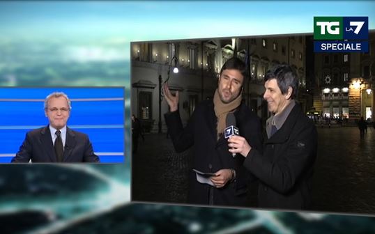 LA7, MENTANA SHOW CON DI BATTISTA: “BEVA UNO SPRITZ CON CELATA”. POI LA BATOSTA AD ALFANO