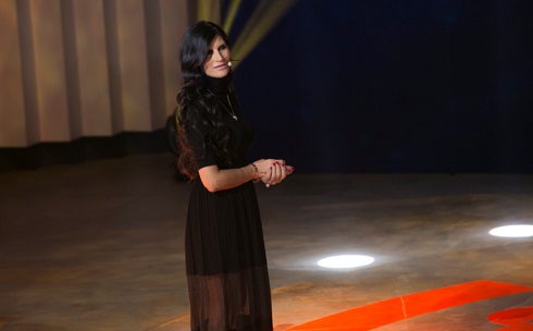 SELFIE: RISSA TRA DE MARTINO E PAMELA PRATI, LEI ABBANDONA LO STUDIO. NUOVA LITE TINA VS GEMMA (FOTO)