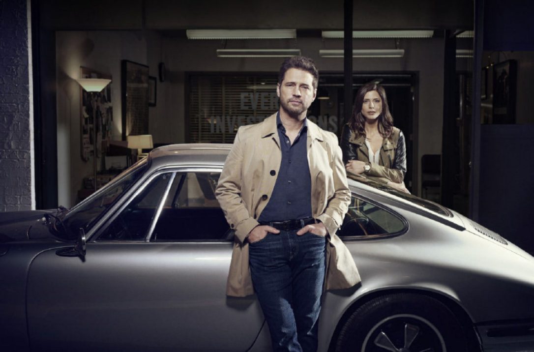 PRIVATE EYES: BRANDON WALSH È CRESCIUTO E GIOCA A FARE IL DETECTIVE NELLA NUOVA SERIE DI FOX CRIME