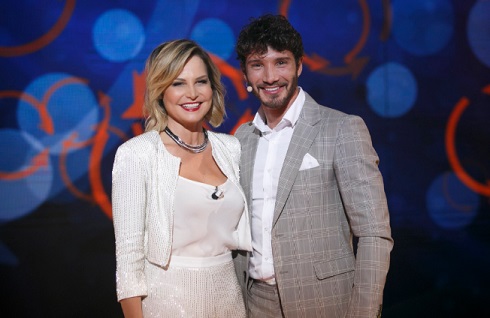 SELFIE: ULTIMA PUNTATA CON LA CHIUSURA DI TUTTE LE STORIE. TORNANO ALESSIA MACARI E GEMMA