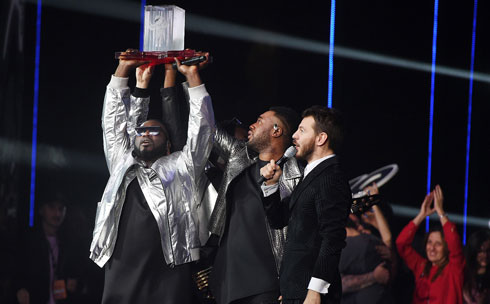 X FACTOR 10: PRIME RUGHE E CAPELLI BIANCHI PER UN PROGRAMMA CHE SFONDA I CONFINI DEL SATELLITE