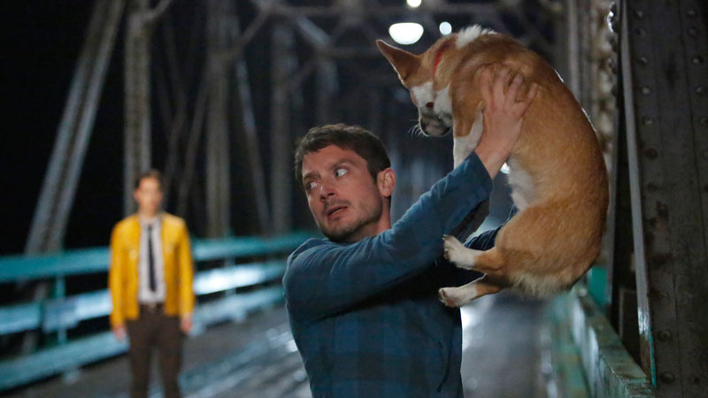 DIRK GENTLY – AGENZIA DI INVESTIGAZIONE OLISTICA: NETFLIX RILASCIA LA NUOVA ESPLOSIVA (E CAOTICA) SERIE CON ELIJAH WOOD