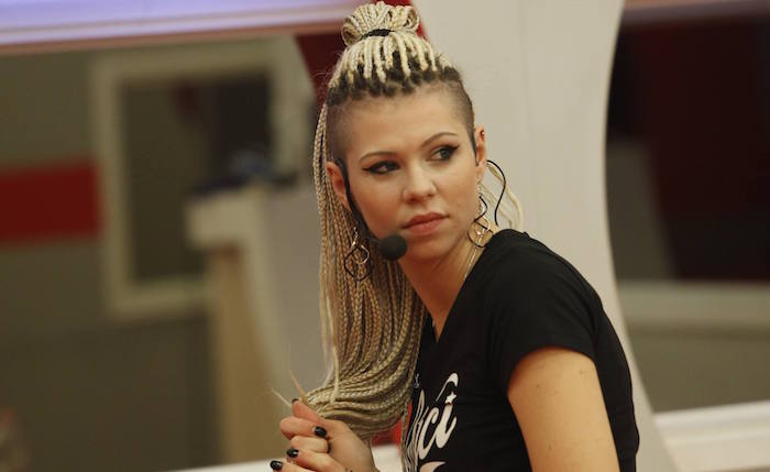 AMICI 16, DAYTIME 15 DICEMBRE. GIADA NON RIESCE A CANTARE IN ITALIANO: “SE FACCIO SCHIFO, ME LA PRENDO IN CU*O, NON E’ UN PROBLEMA”