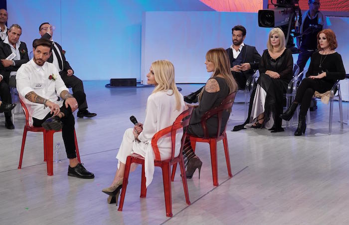 UOMINI E DONNE TORNA IL 9 GENNAIO. UN EX GIEFFINO E L’OVER LUCA PER SONIA, TINA PORTA UNA DENTIERA IN ONORE DI GEMMA (ANTICIPAZIONI)