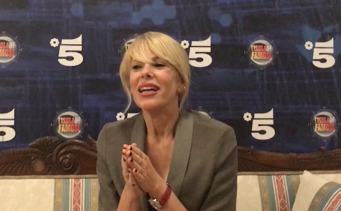 ALESSIA MARCUZZI CANTA “CARMELA E’ NA BAMBOLA” (VIDEO)