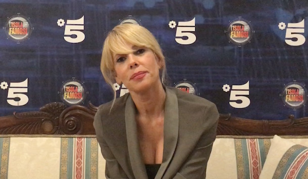 ALESSIA MARCUZZI A DM: AVEVO PROPOSTO FACCHINETTI COME INVIATO DELL’ISOLA. LE MARCHI UN GRANDE PROBLEMA PER IL PUBBLICO (VIDEO)