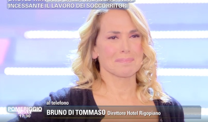 POMERIGGIO CINQUE: LA COMMOZIONE DI BARBARA D’URSO ALLA TELEFONATA DEL DIRETTORE DELL’HOTEL RIGOPIANO