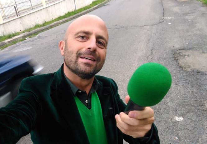 STRISCIA LA NOTIZIA, LUCA ABETE MINACCIATO SUL WEB: “MORIRAI AMMAZZATO”