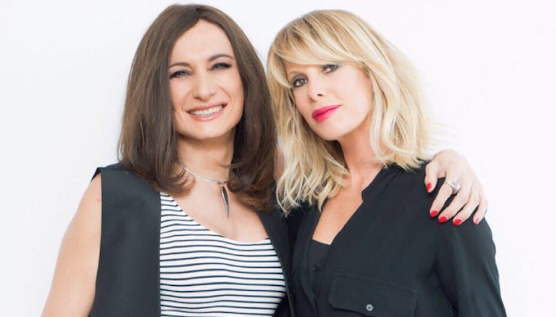 ISOLA DEI FAMOSI 2017: ALESSIA MARCUZZI DA’ IL BENVENUTO A VLADIMIR LUXURIA