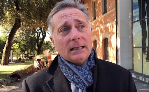 PAOLO BONOLIS A DM: “A MUSIC, ABBIAMO PRATICATO UN ESORCISMO CON JOHN TRAVOLTA”