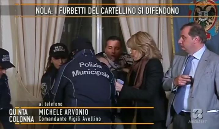 QUINTA COLONNA, MALORE IN DIRETTA: VOLANO ACCUSE, IL COMANDANTE DEI VIGILI DI NOLA SVIENE (VIDEO)