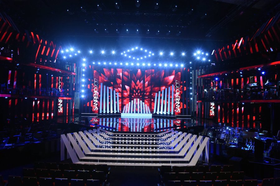 ECCO LA SCENOGRAFIA DI SANREMO 2017. L’ARISTON DIVENTA UNA MUSIC HALL