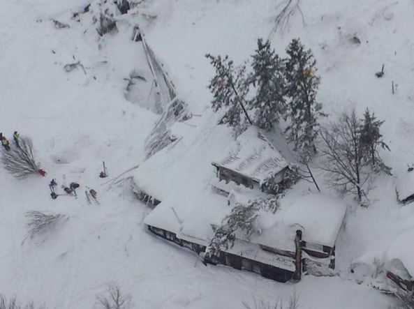 CANALE 5: CAUSA TERREMOTO/SLAVINA HOTEL RIGOPIANO, SALTA L’INTERVISTA DI COSTANZO. STASERA SPECIALE MATRIX