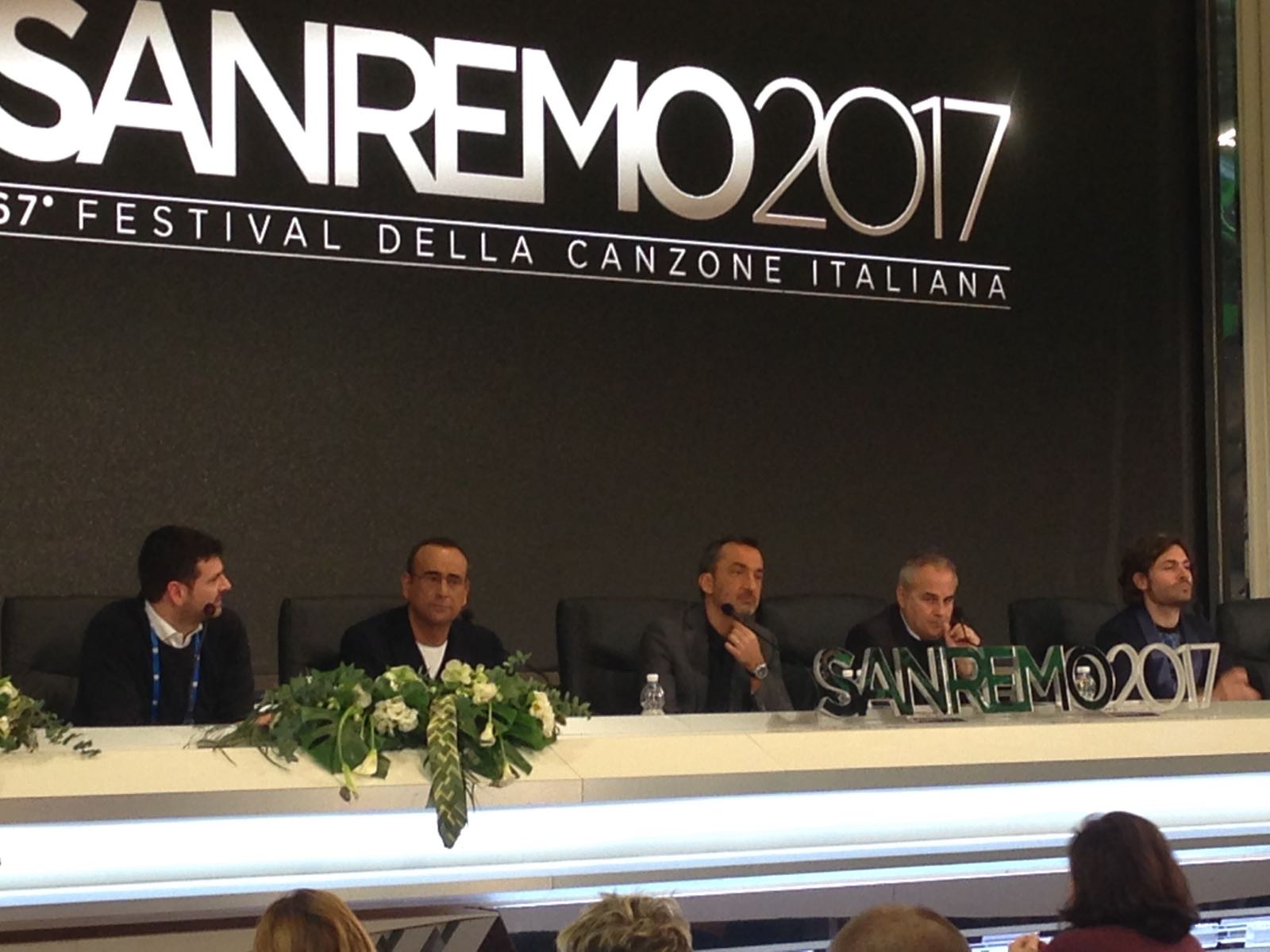 FESTIVAL DI SANREMO 2017: LA CONFERENZA STAMPA DELLA PRIMA SERATA. CROZZA ATTESO INTORNO ALLE 22