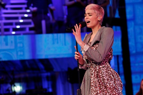 Amici 2017: speciale di sabato 25 febbraio in diretta. Alessandra Celentano dà della grassa a Vittoria