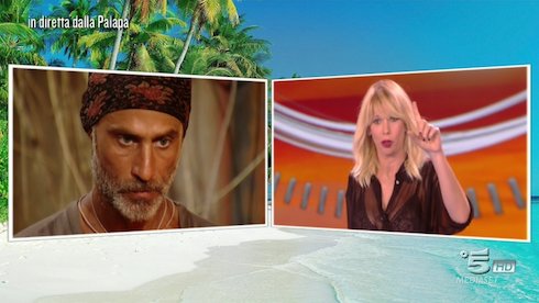 Isola dei Famosi 2017, Marcuzzi VS Degan: “Non sfidarmi! Io con te non sono maleducata”. Raz: “sono nel programma sbagliato”