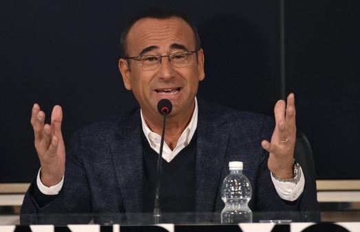 Sanremo 2017, Carlo Conti mostra il bonifico: il suo compenso da 100.000 euro ai terremotati